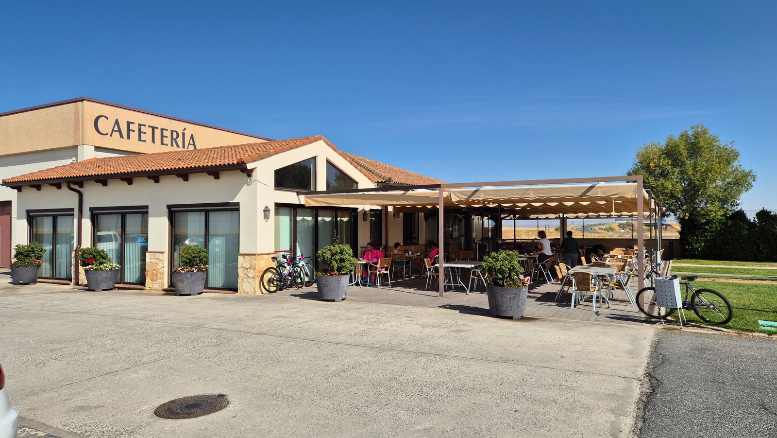 Fachada en diagonal de la cafetería De La Mata Escobar