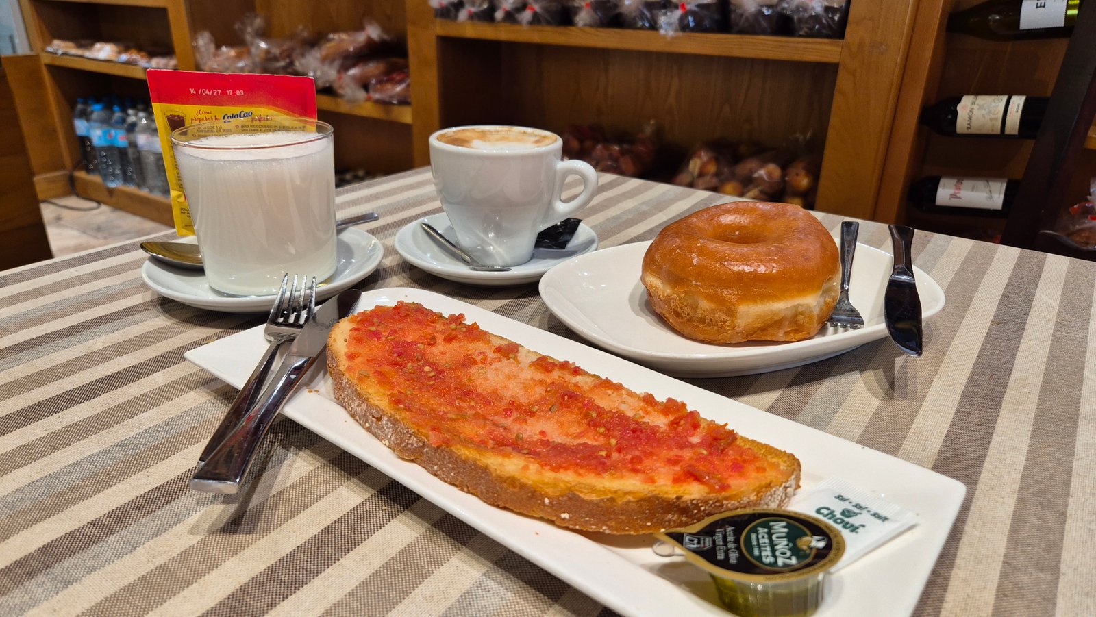 Interior de la cafetería.