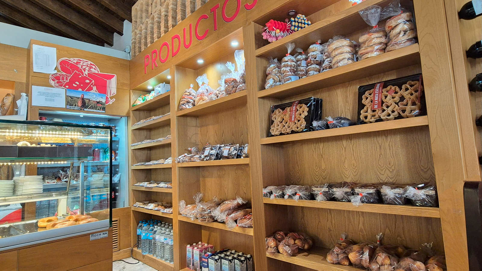 Interior de la cafetería.